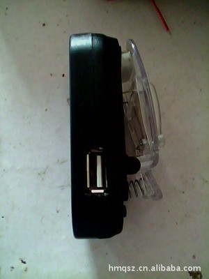 三灯带USB带按钮万能充电器 多功能设计与市场应用解析